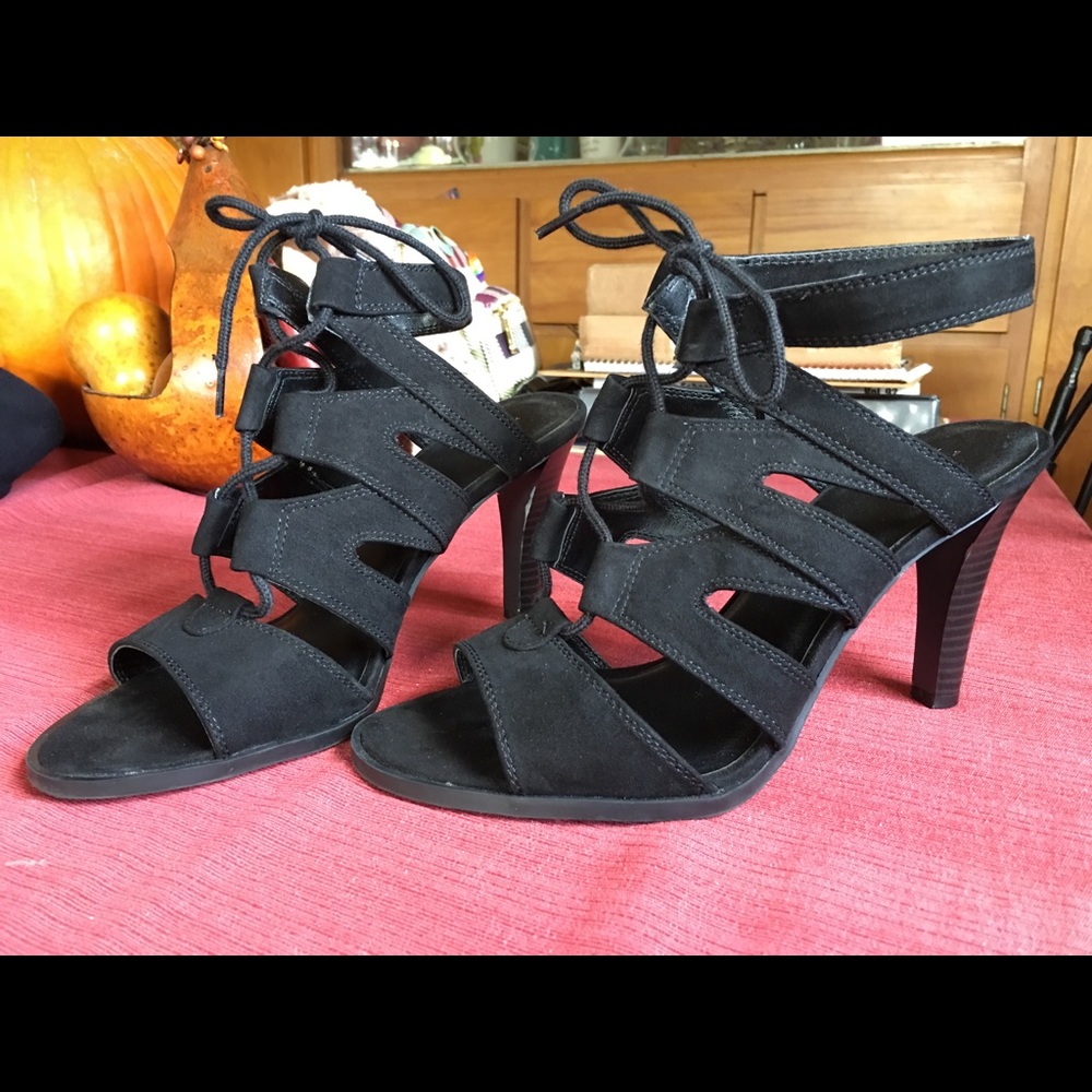 Simply Vera Wang lace up Heel